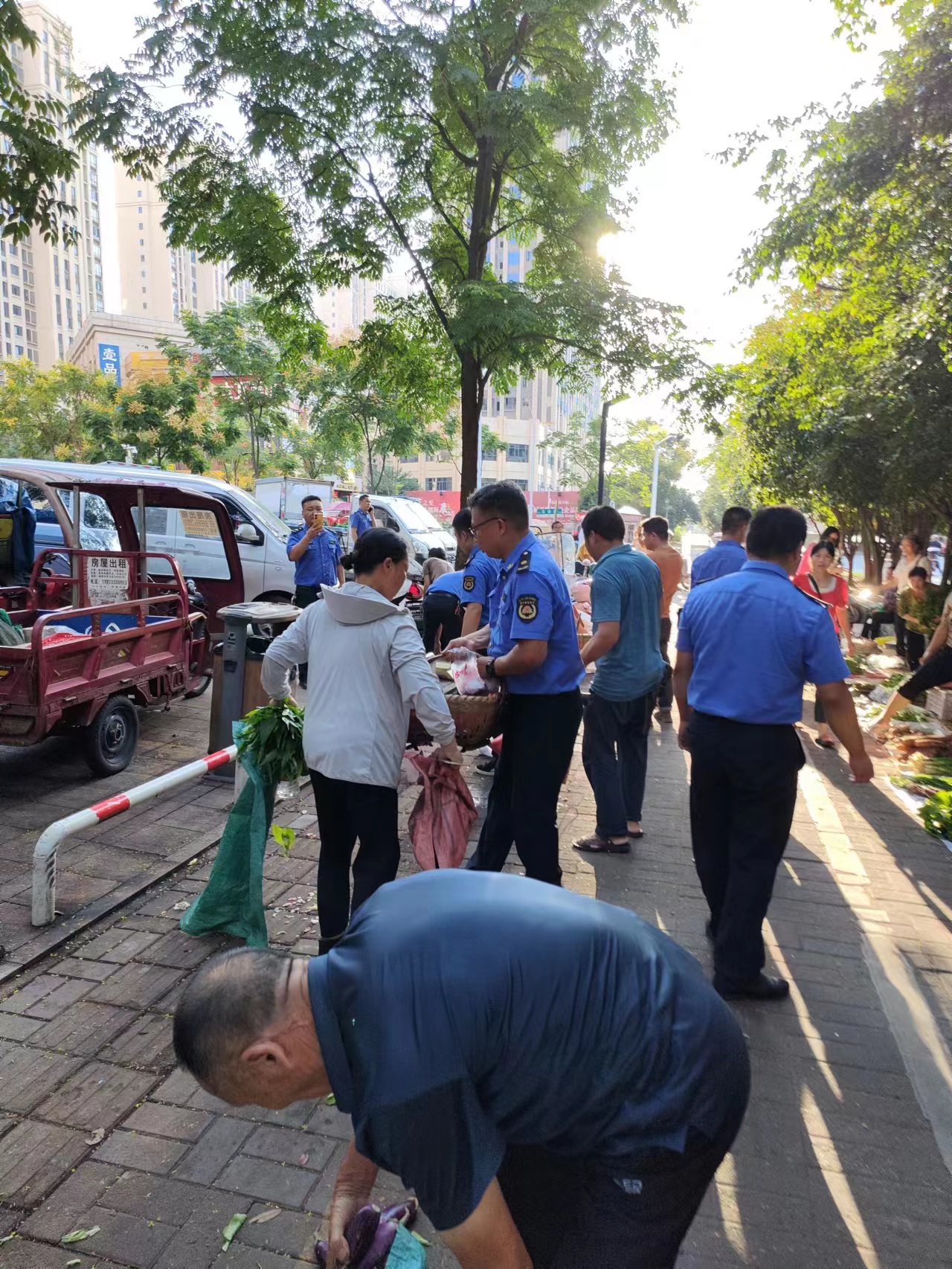 栗雨街道城管中队开展占道经营整治行动