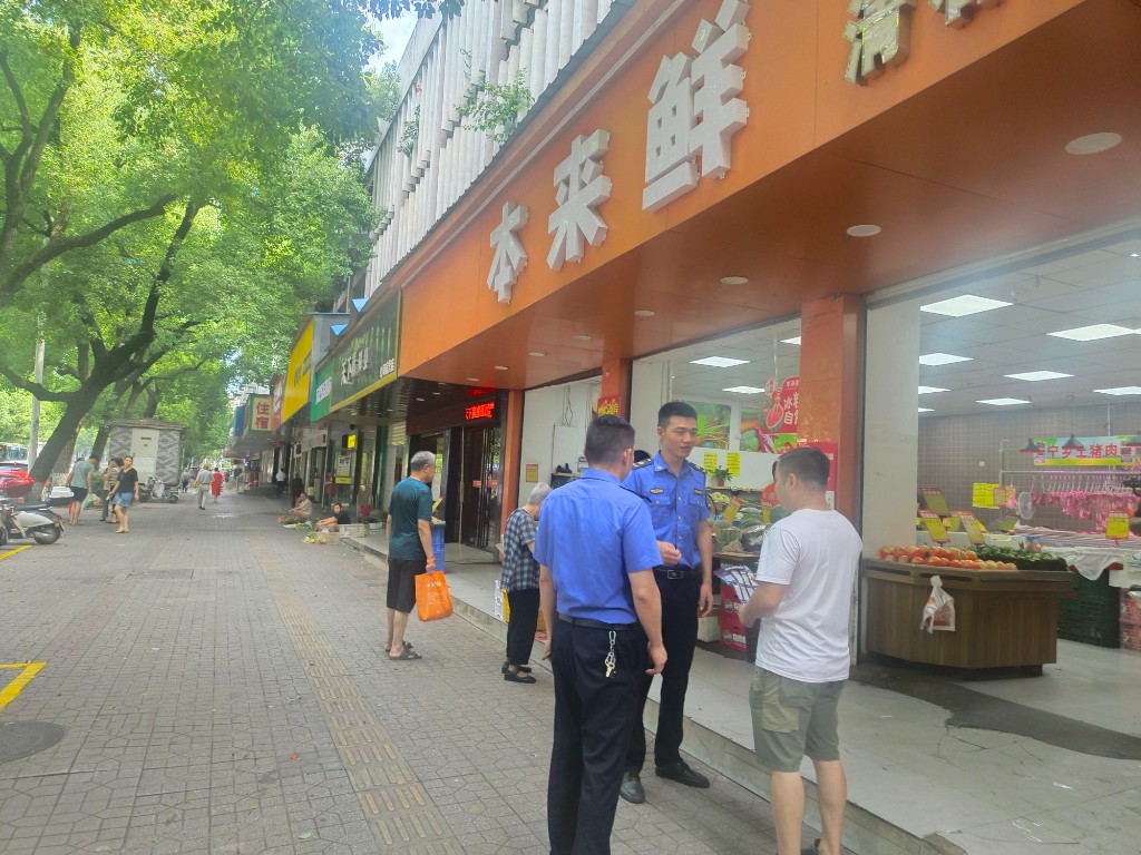 清水塘街道城管队员施(补)划车位,为非机动车“安家”、为城市提“颜值”