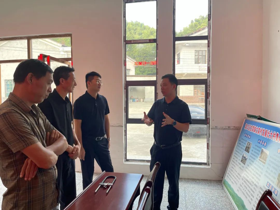 区委常委、组织部部长、党校校长贺春福一行到龙潭镇调研指导工作