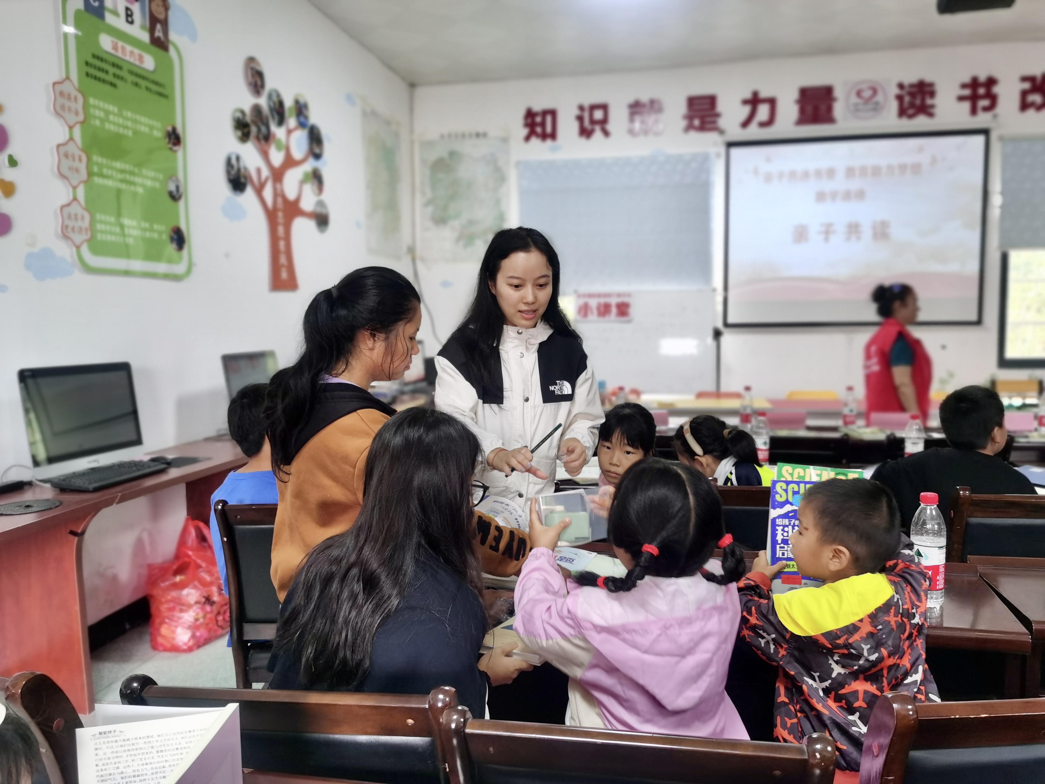 “圆梦计划”：市教育基金会、市选调生教育帮扶联合会在白关举办亲子阅读主题助学活动