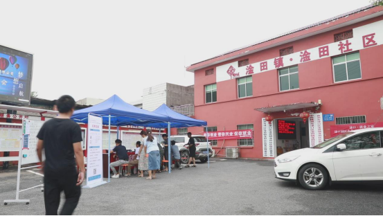 【区县动态】专场招聘进社区 送岗下乡“接地气” 渌口“就业之家”以实际行动促就业