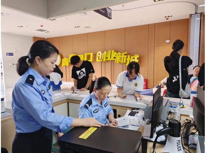 渌口公安为考生开设身份证周末专场