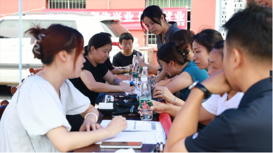 【区县动态】专场招聘进社区 送岗下乡“接地气” 渌口“就业之家”以实际行动促就业