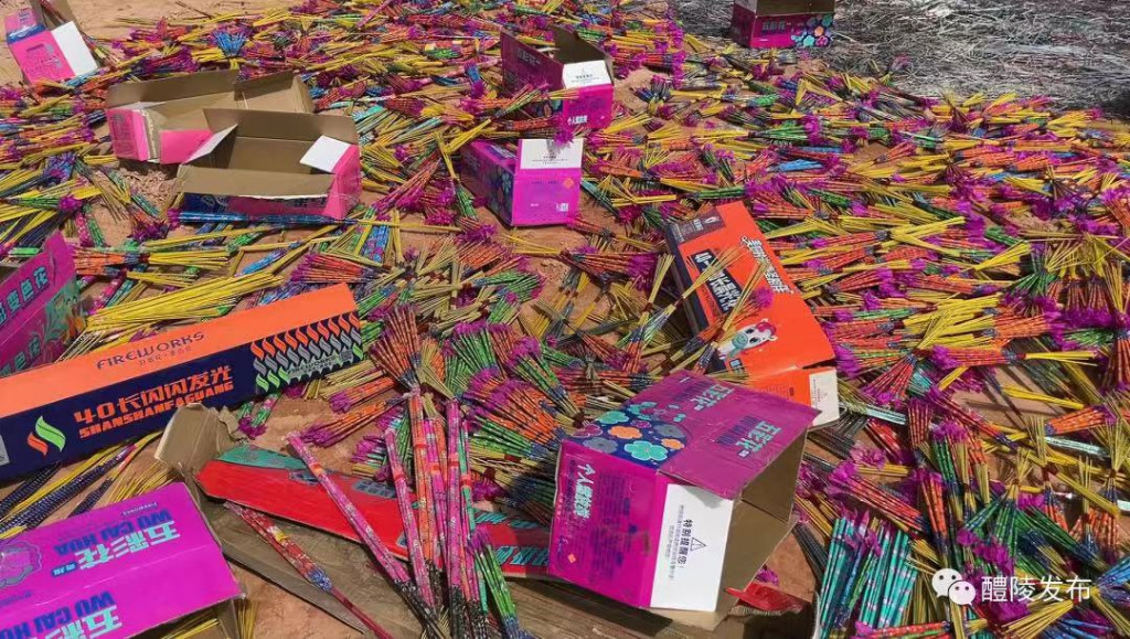 醴陵销毁上万箱非法生产烟花爆竹
