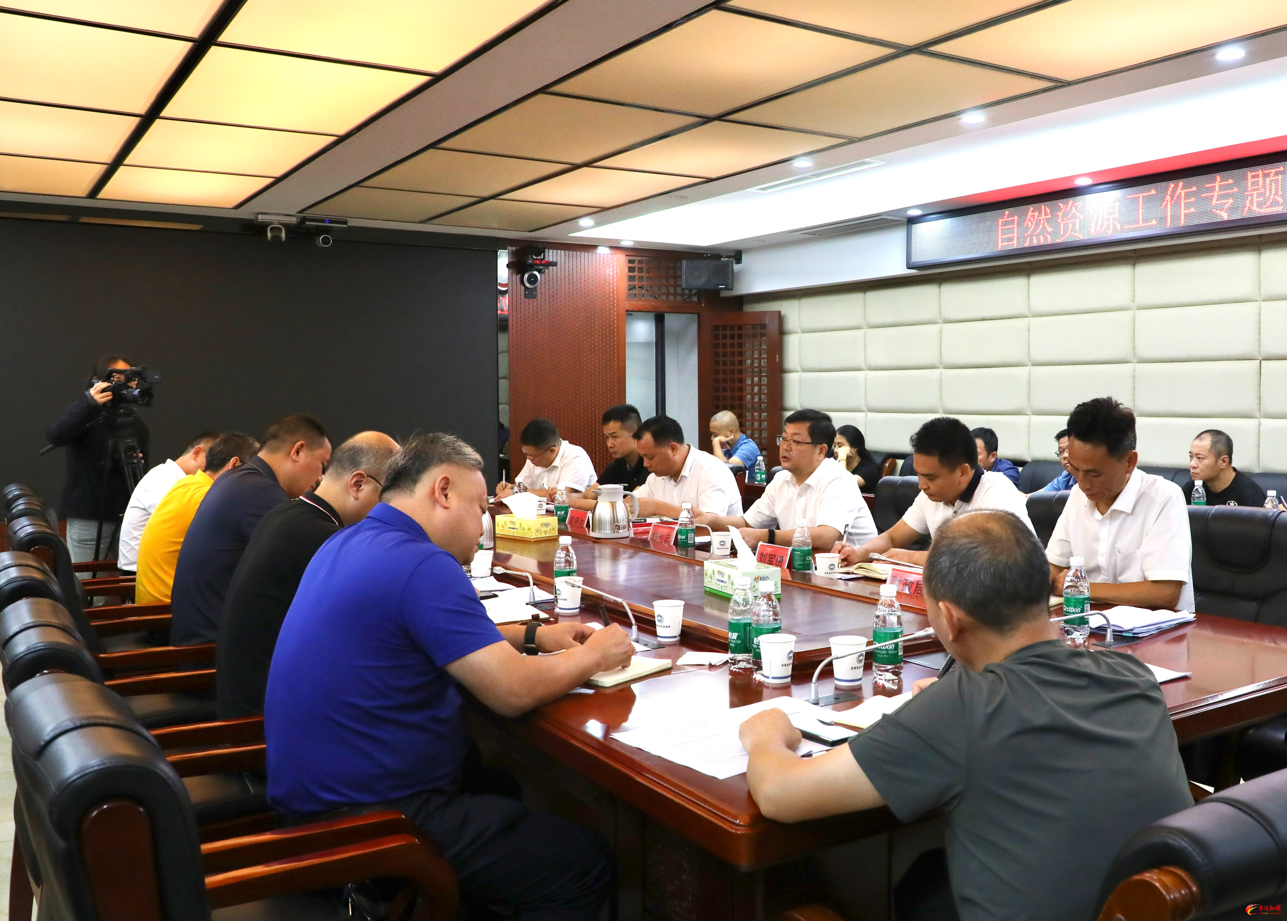 杨红兵主持召开违法用地整改工作推进会