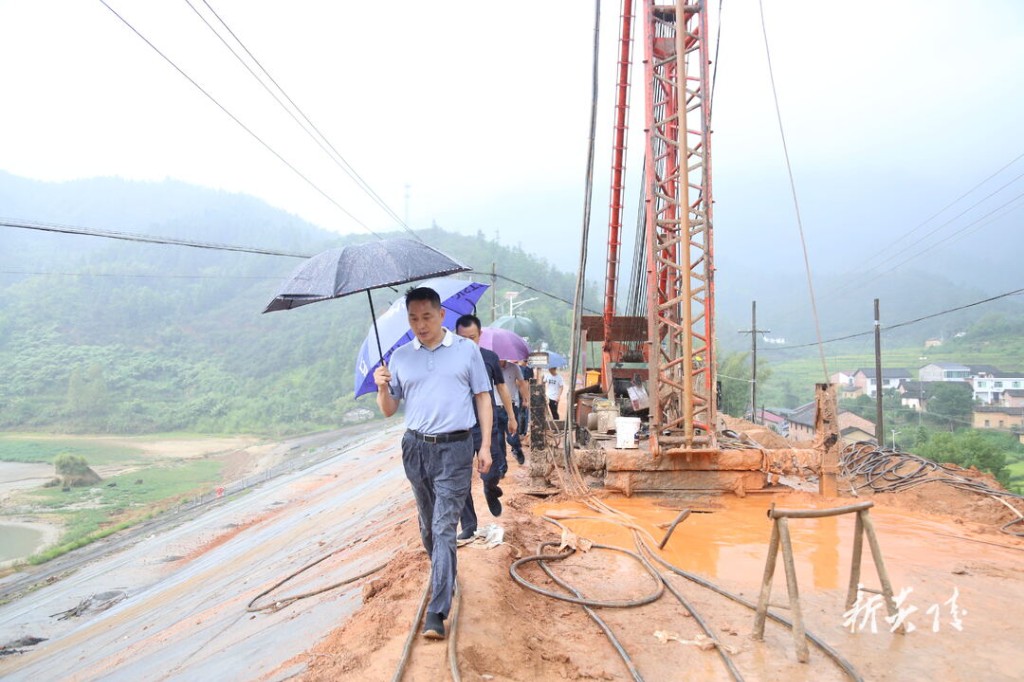 尹朝晖在乡镇调研时强调：探索建立田长、河湖长、林长等“多长合一”和协同共治的工作机制 提升乡村治理效能