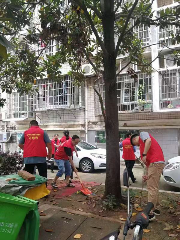 市应急管理局党员干部深入莲花社区