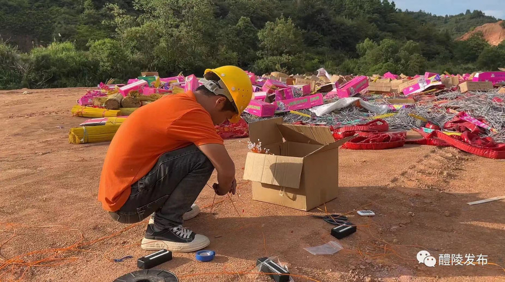 醴陵销毁上万箱非法生产烟花爆竹
