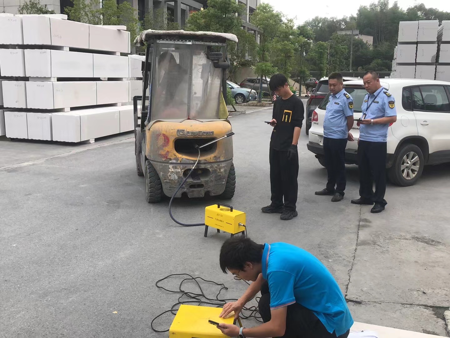 利剑行动——荷塘分局积极开展机械装备尾气监测专项执法检查