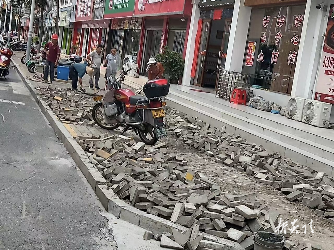 县城管局：修复人行道砖 守护市民脚下安全