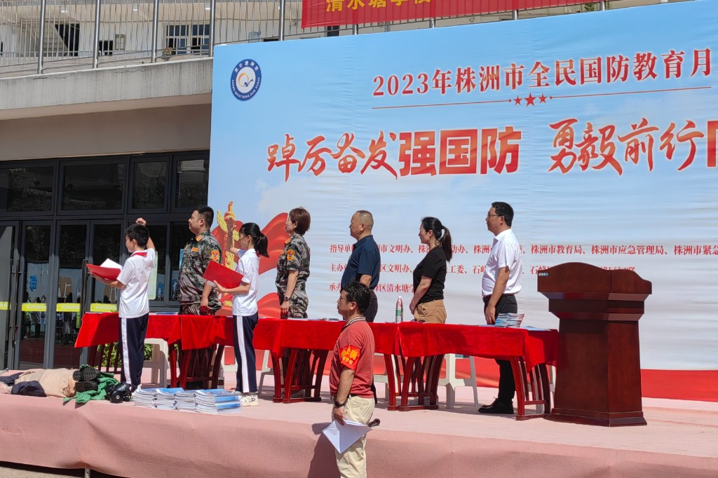 国防教育进校园，点燃爱国强军梦