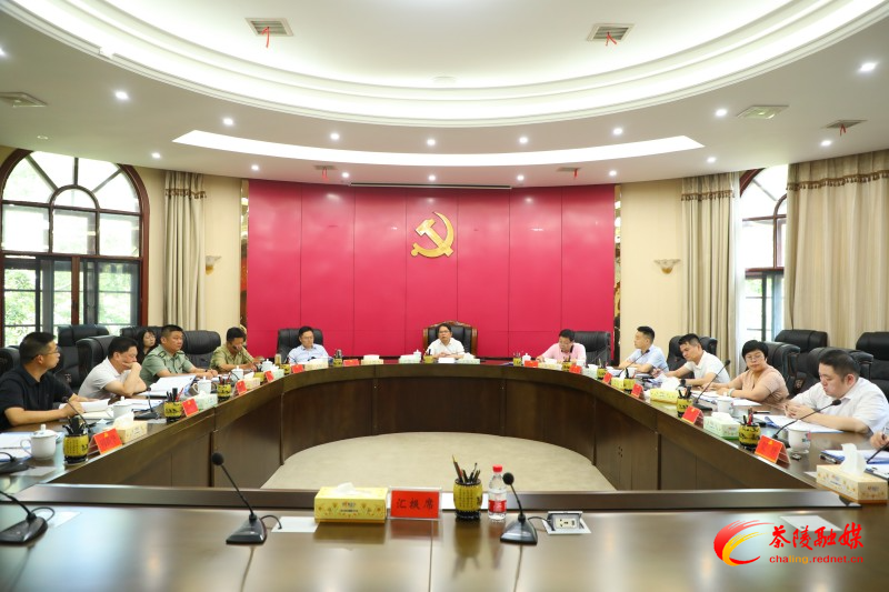 邓元连主持召开县委常委会2023年第13次会议
