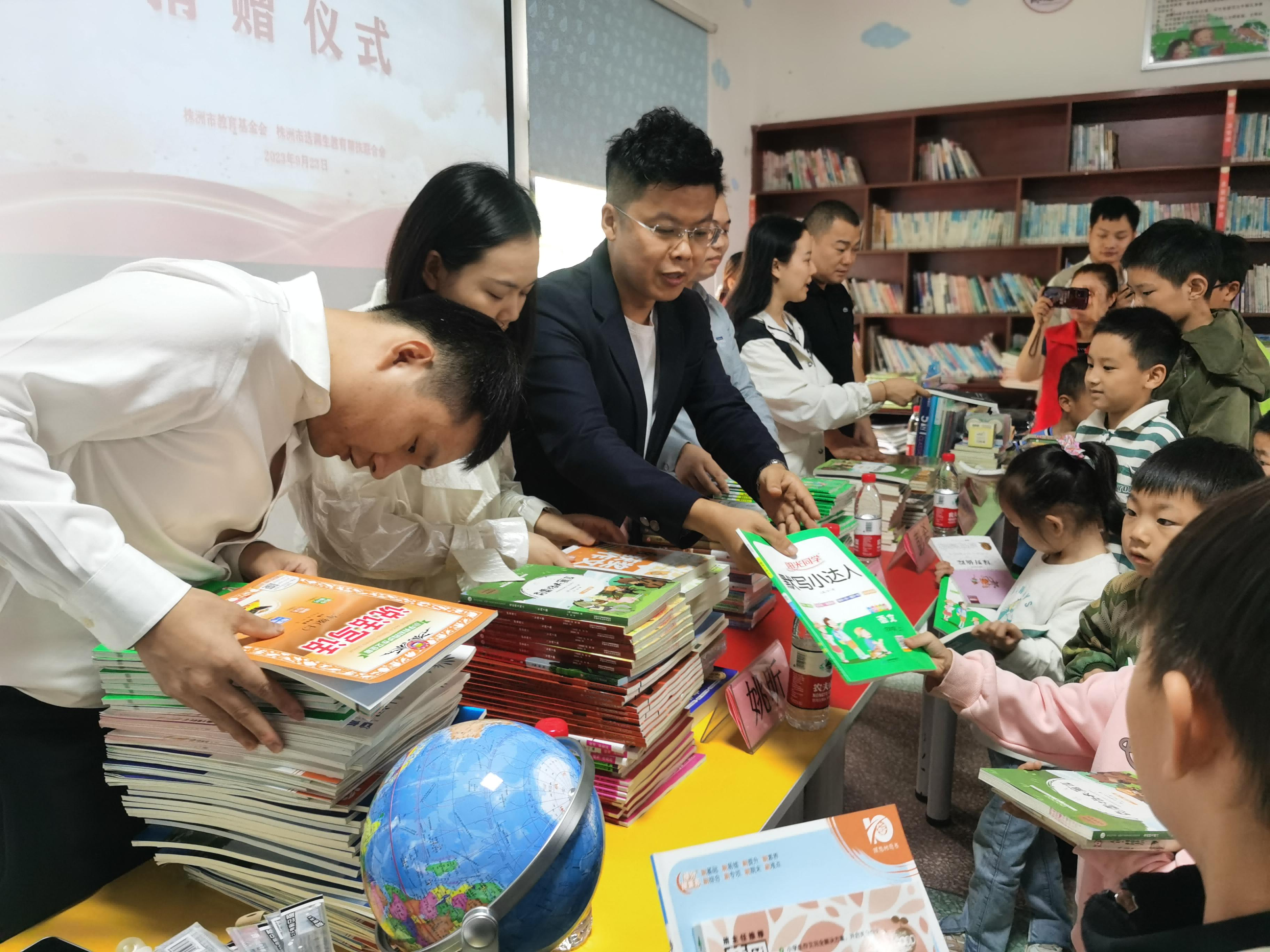 “圆梦计划”：市教育基金会、市选调生教育帮扶联合会在白关举办亲子阅读主题助学活动
