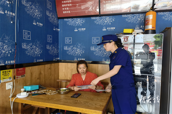 县消防大队开展燃气安全宣传活动
