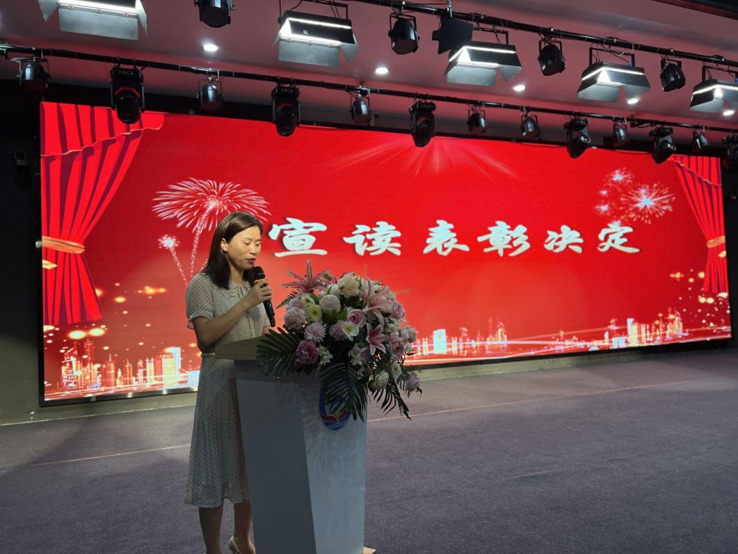丹青育桃李  金秋结硕果  ——株洲市九方雪峰学校第一届优秀教师表彰大会