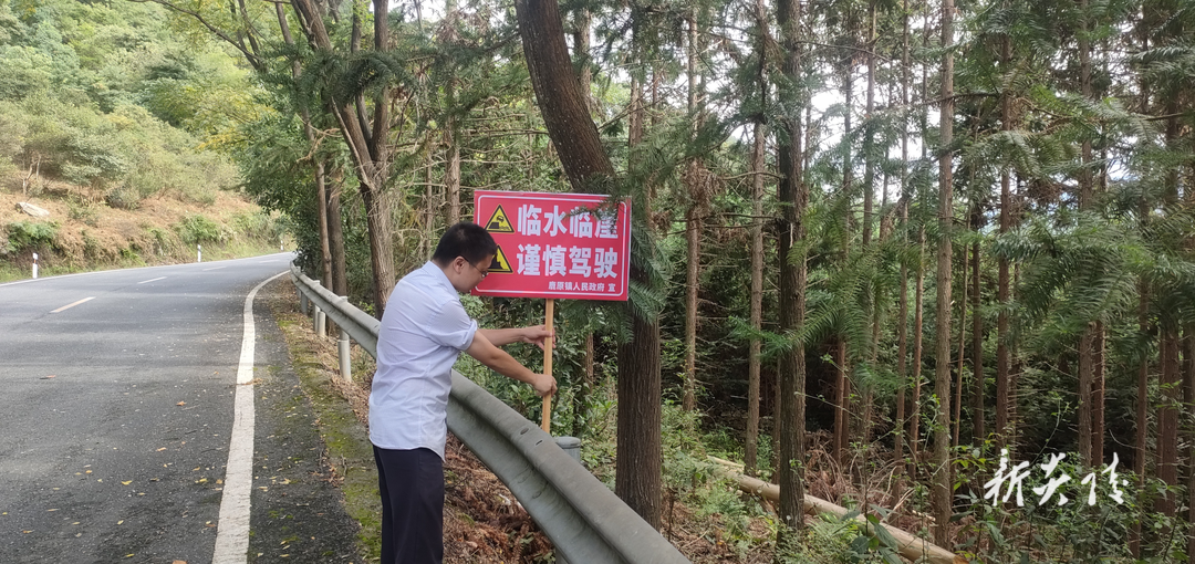 鹿原镇：增设交通安全警示牌 守护平安出行路