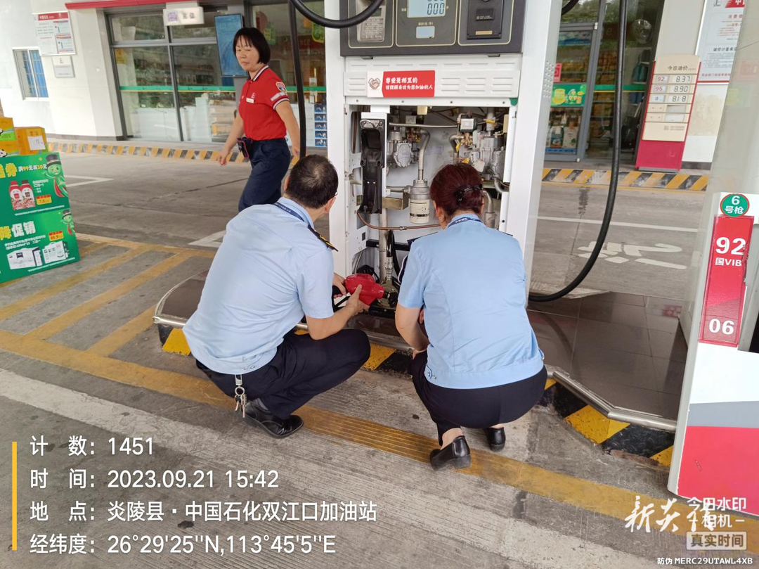 株洲市生态环境局炎陵分局:“利剑”行动在炎陵:开展加油站油气回收系统专项检查