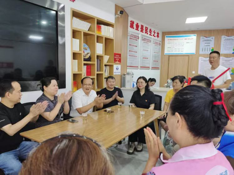 市应急管理局党员干部深入莲花社区