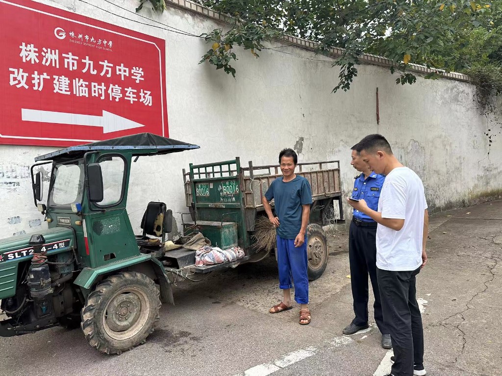 区农业农村局联合经开区交警大队开展拖拉机顽瘴痼疾整治行动