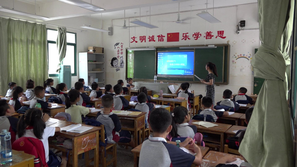 赖晓智开展教师节慰问：办好人民满意教育 当好人民满意教师