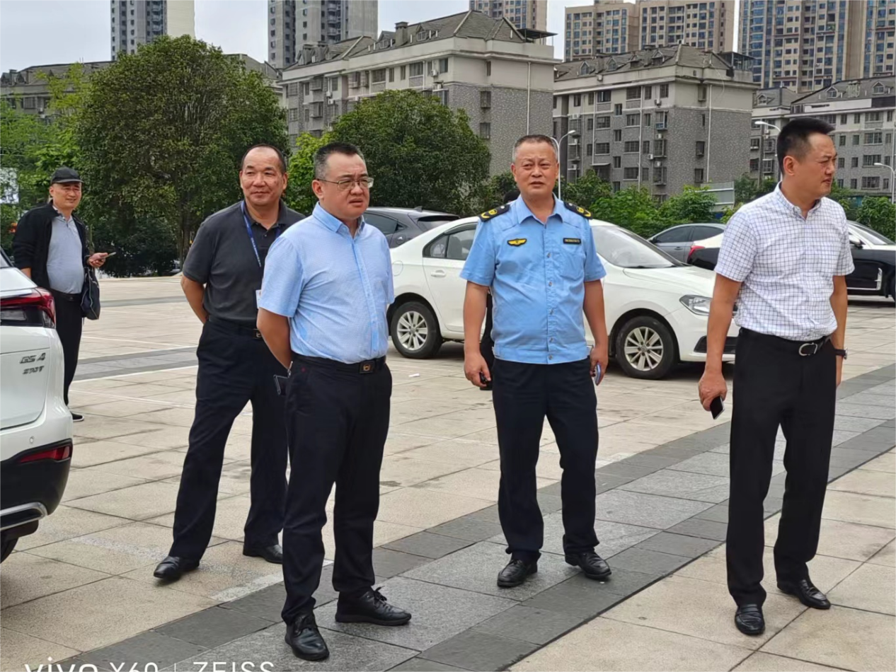 "利剑行动"||周其伟"四不两直"下一线，千方百计解民忧