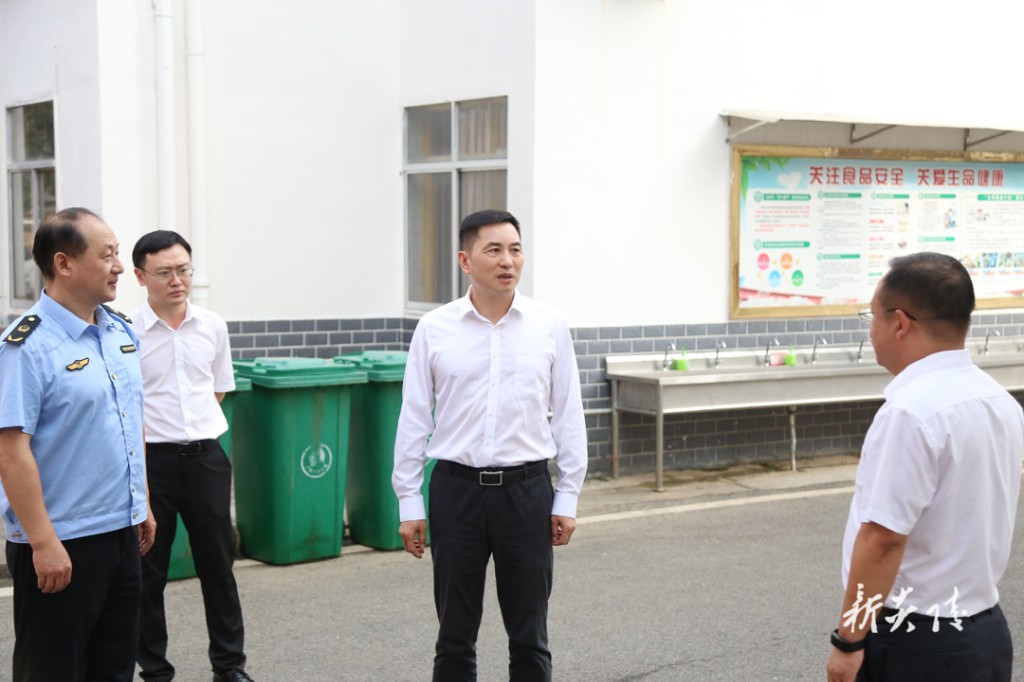 尹朝晖调研校园食品安全工作