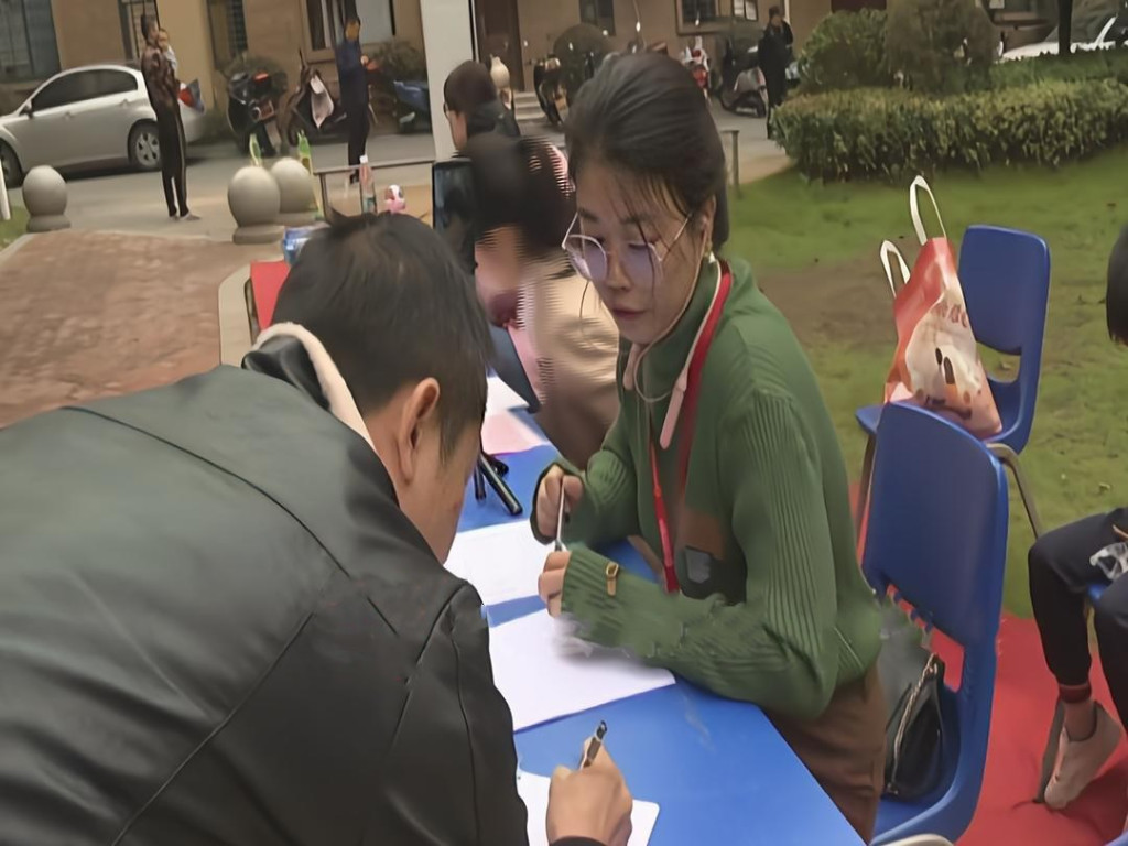县人社局开展金秋招聘月专场招聘进小区活动