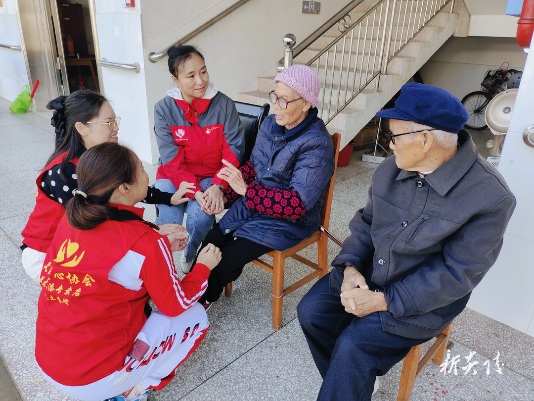 鹿原镇组织开展重阳节送温暖活动