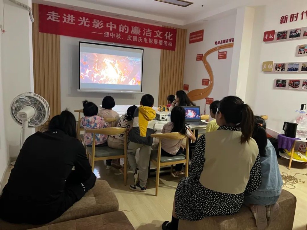 中秋国庆喜相逢，阅读相伴情更浓