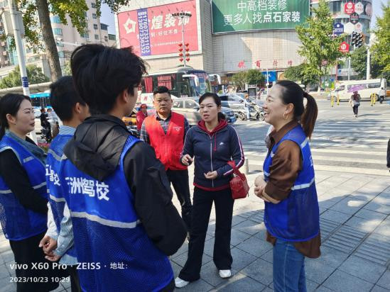 株洲市交通运输综合服务中心组织城区驾校开展安全文明驾驶现场教学活动