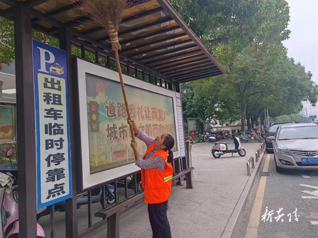 县环卫中心开展环境卫生“大扫除”