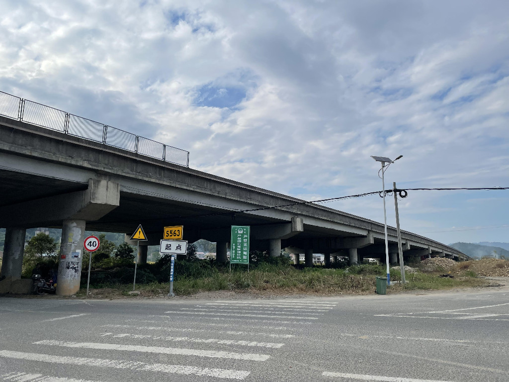 株洲辖区开展“一路多方”联合整治， 群策群力 安全拆除桥梁下方7块违法广告牌