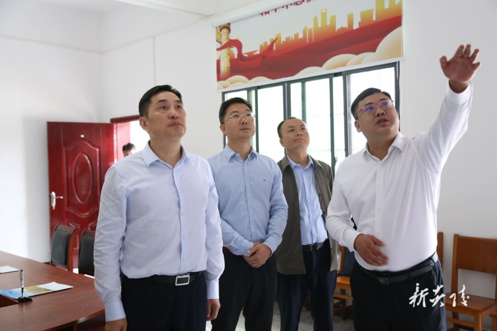 尹朝晖在霞阳镇调研粮食安全和“数字乡村”建设等工作