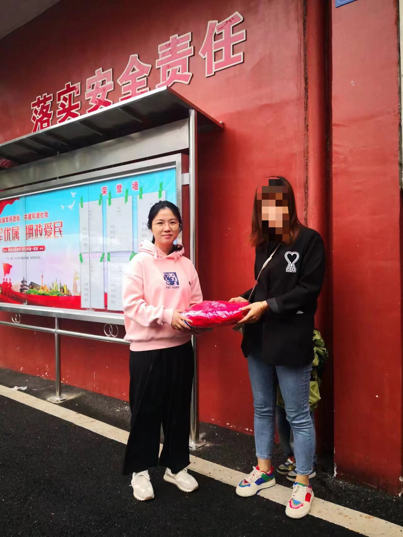秋雨中送暖：司法所工作人员关爱社区矫正对象家庭困难未成年子女