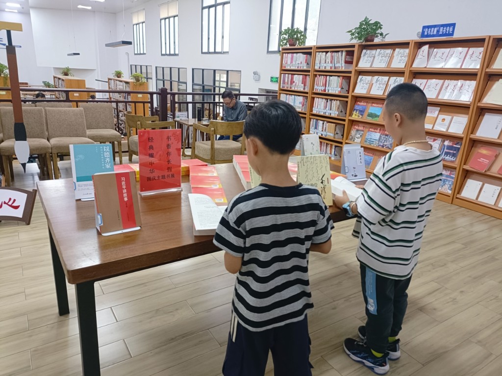 中秋国庆喜相逢，阅读相伴情更浓