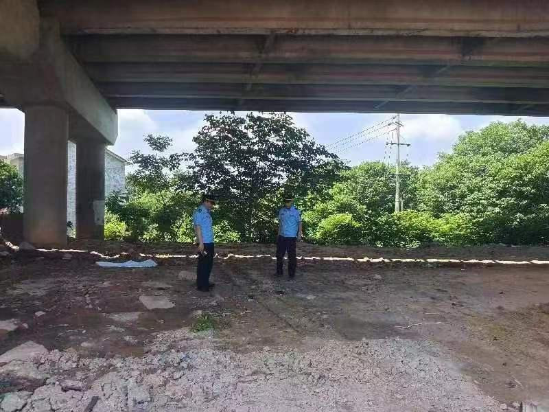 株洲市交通执法支队高速大队加大高速公路桥下空间整治，确保高速公路行车安全