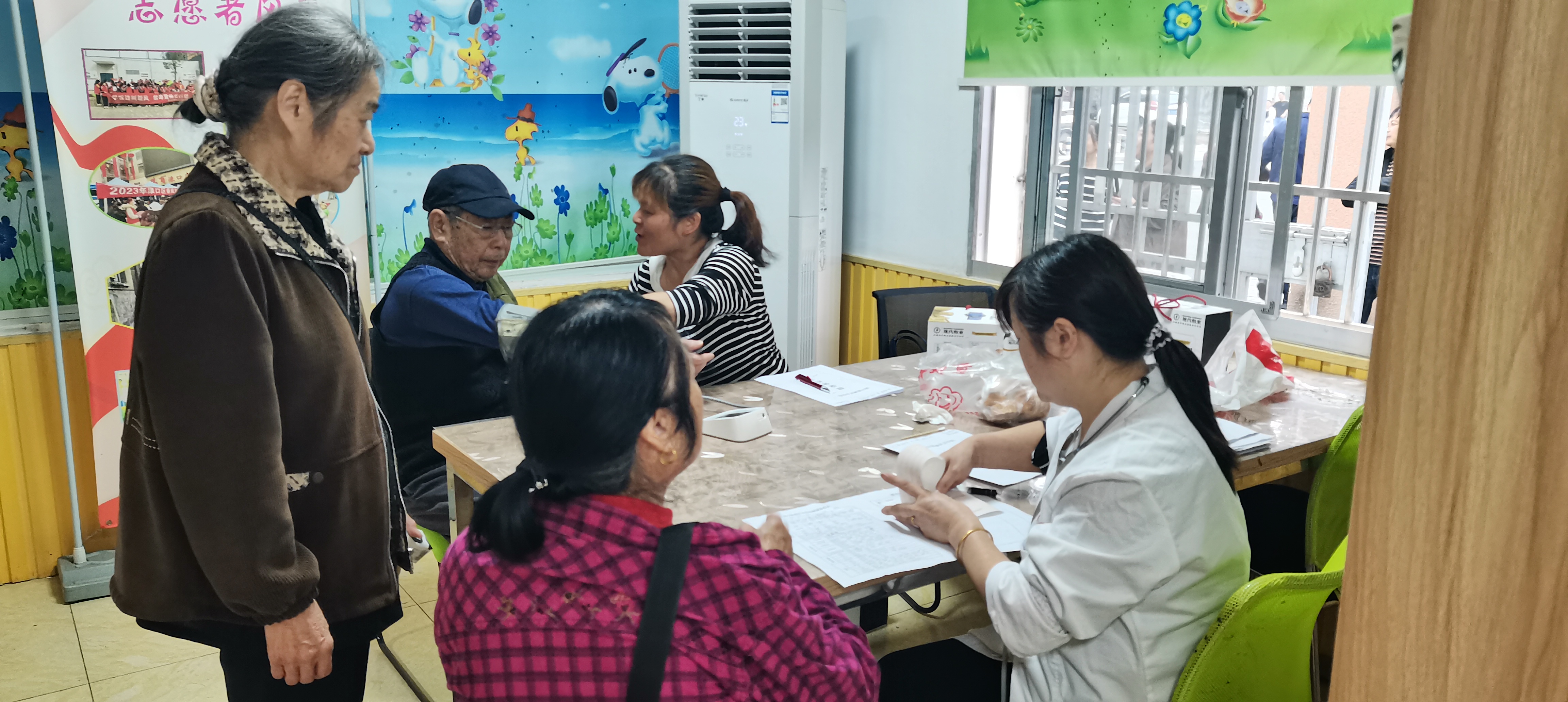 伏波岭社区新文明实践站：温情暖重阳，义诊送健康