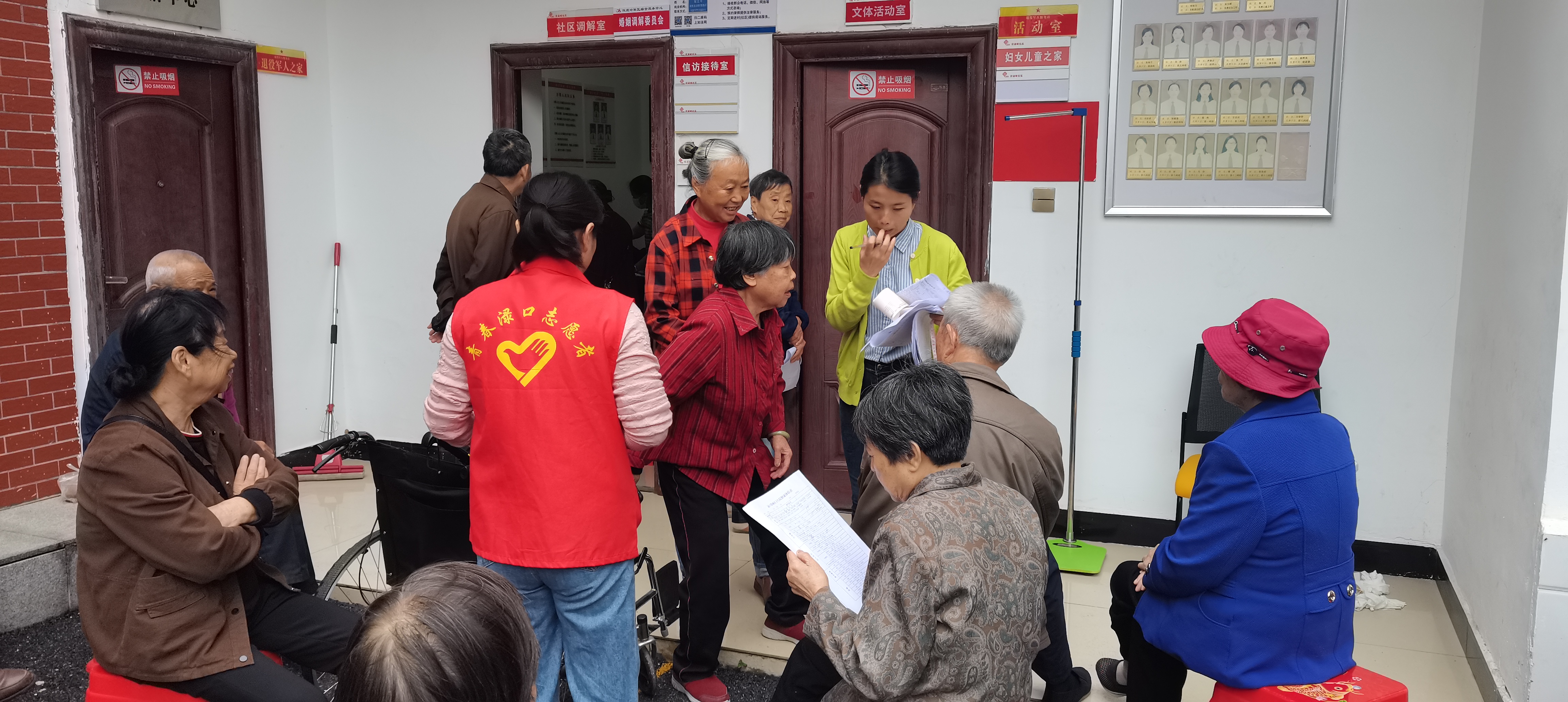 伏波岭社区新文明实践站：温情暖重阳，义诊送健康