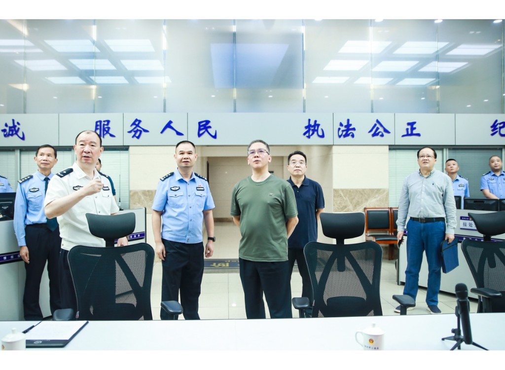 曹慧泉同志到市公安局检查节日期间安保工作