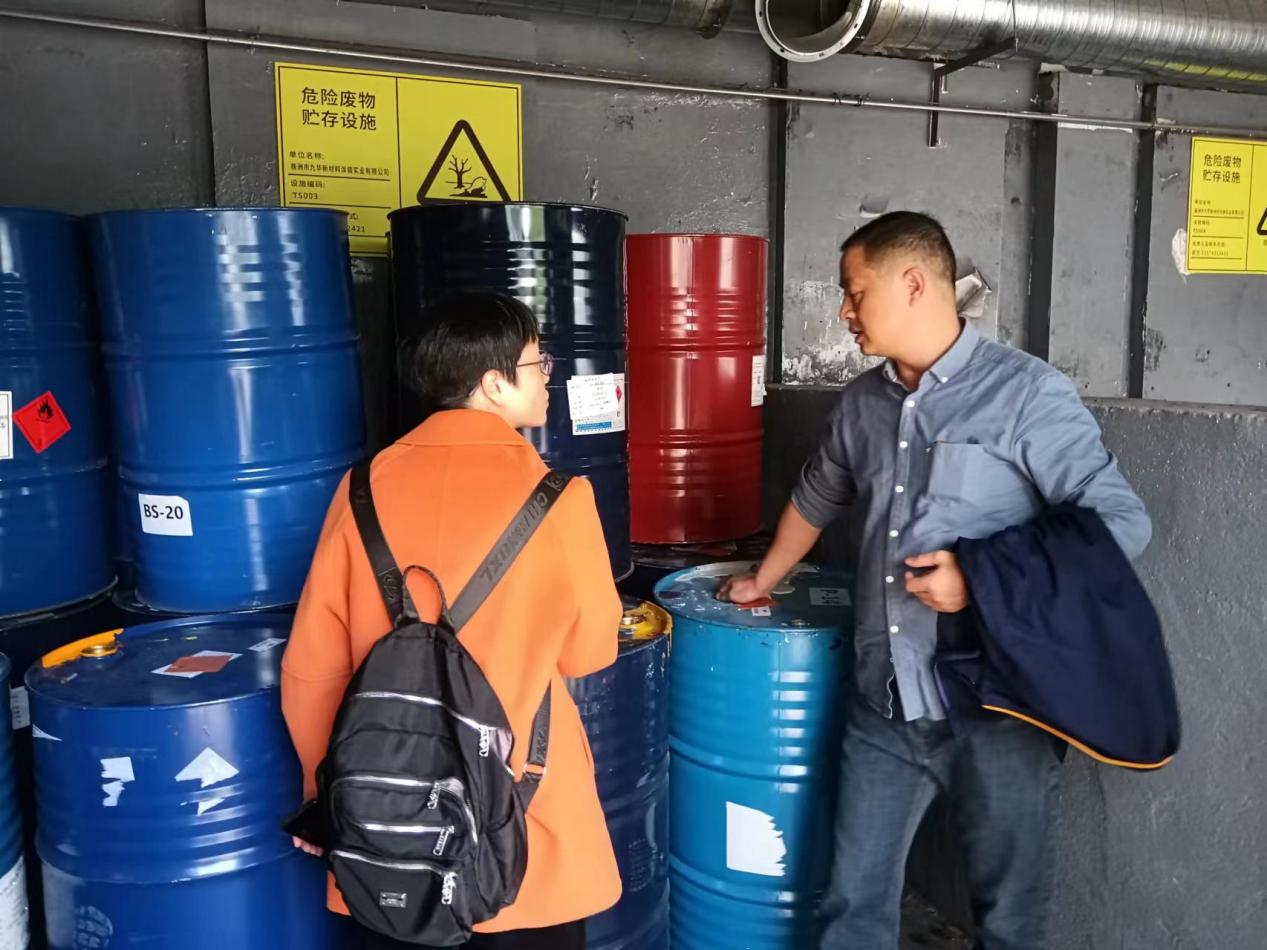 "利剑"行动：市生态环境局固废科对石峰区开展危险废物规范化管理交叉执法检查