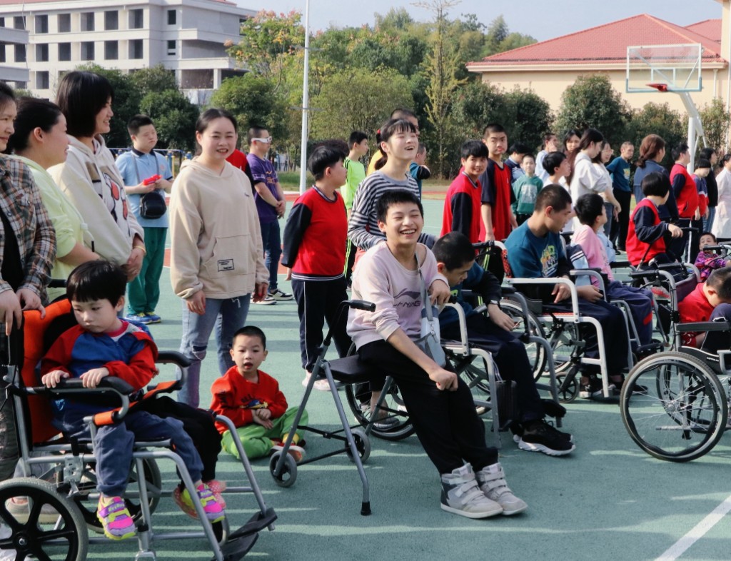 株洲：关爱孤残儿童 播撒强军报国种子