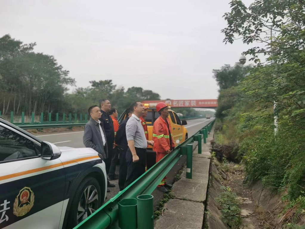 株洲市交通运输局现场调度拆除高速公路违法非标工作
