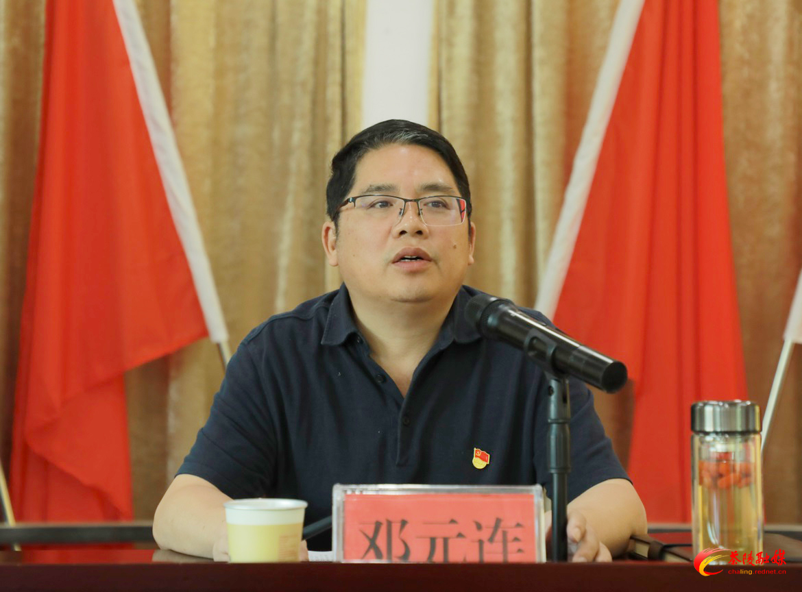 邓元连到严塘镇讲授专题党课