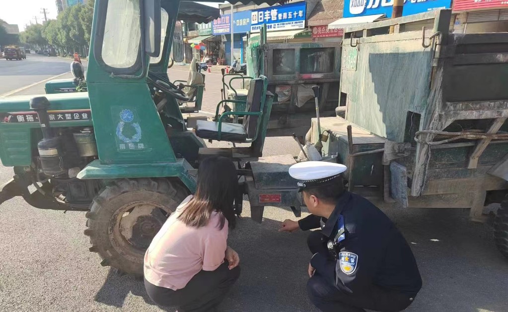 区农业农村局与石峰交警大队开展交通顽障痼疾联合执法