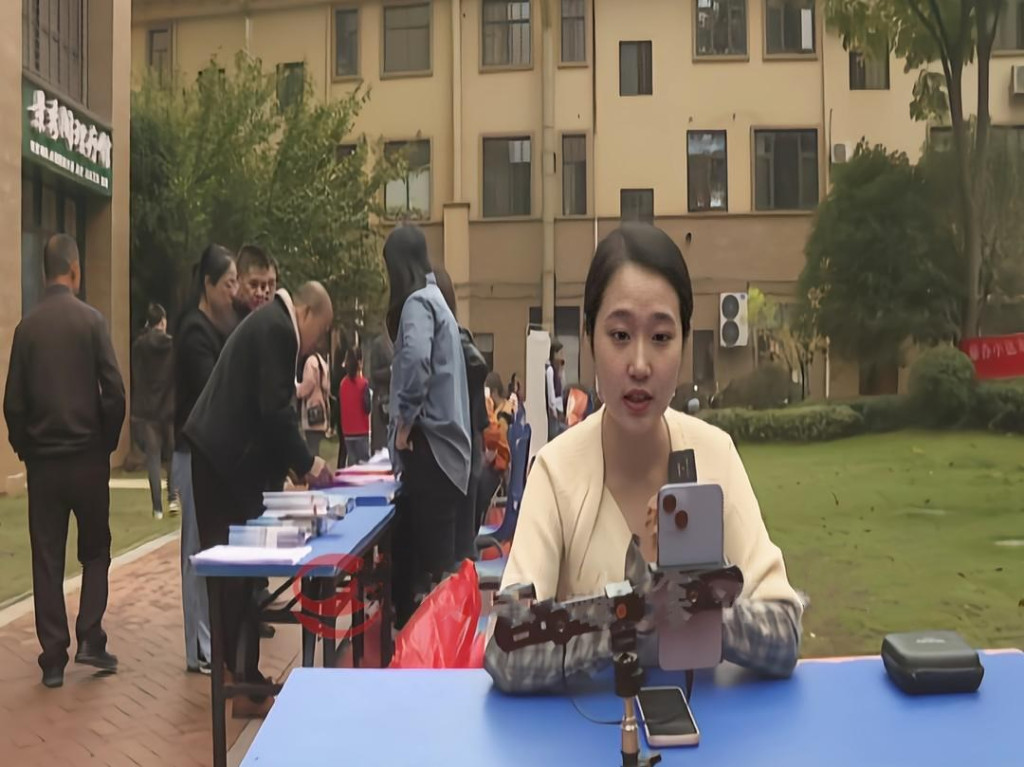 县人社局开展金秋招聘月专场招聘进小区活动