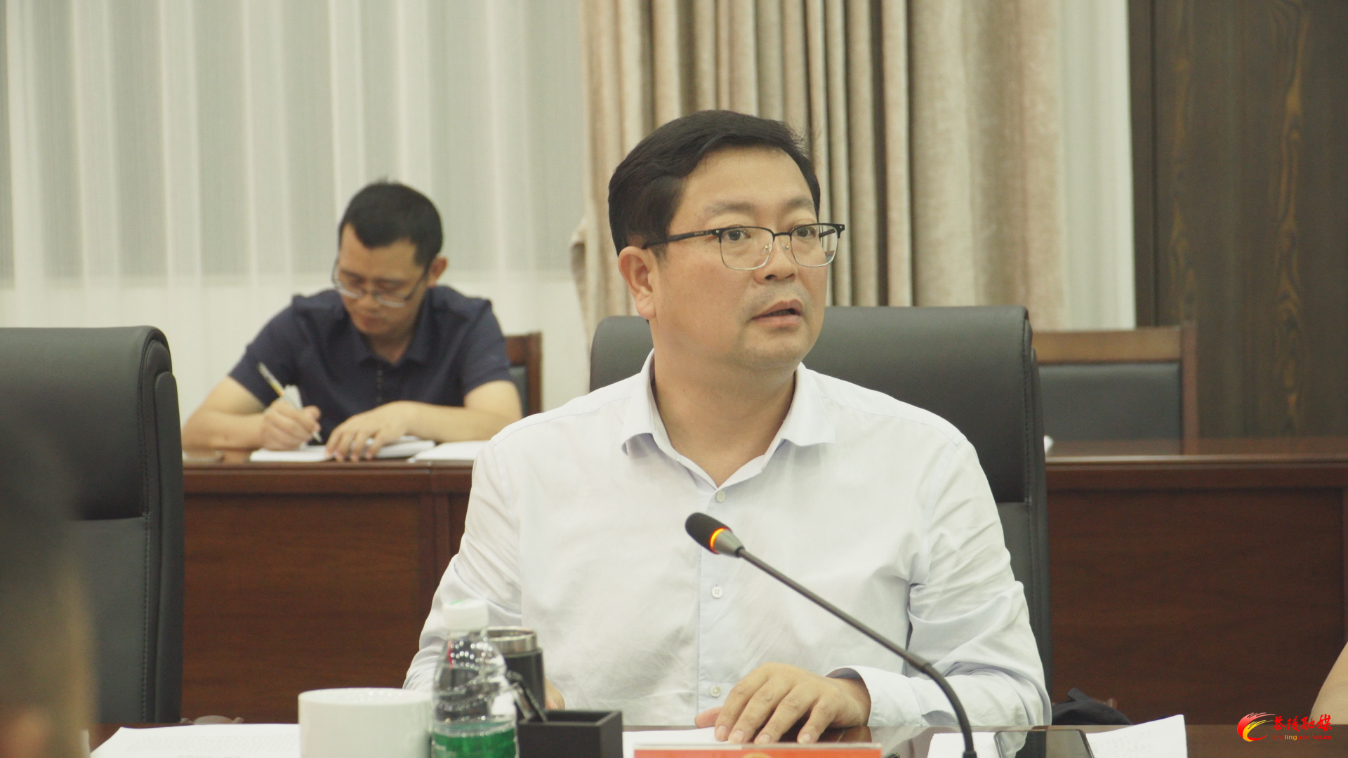 杨红兵主持召开城乡居民“两险”征缴工作推进会