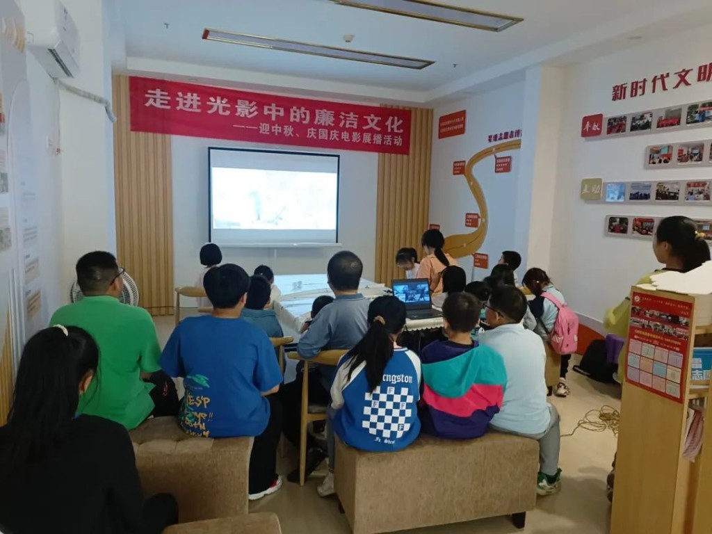 中秋国庆喜相逢，阅读相伴情更浓