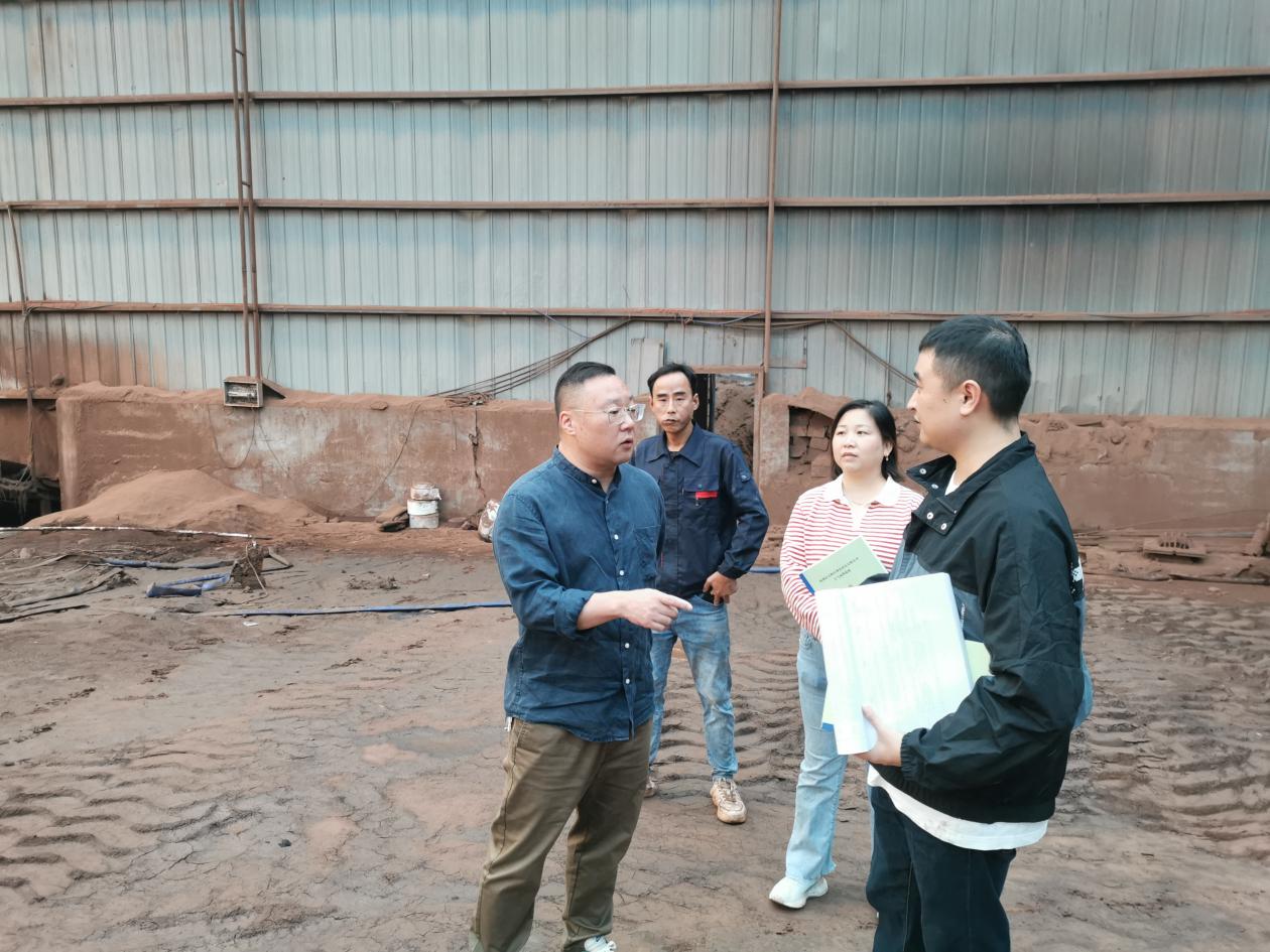 "利剑"行动：市生态环境局大气科对石峰区应急减排清单申请提级企业开展现场核查