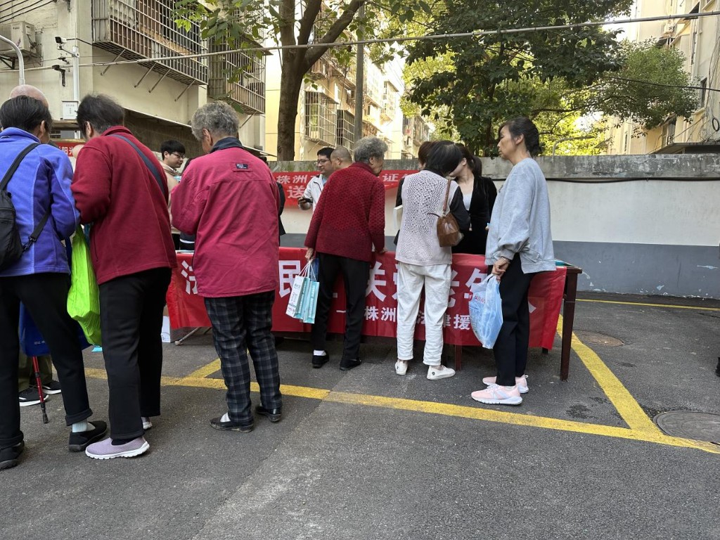 爱满重阳日，情暖老人心——株洲市司法局开展“敬老月”法律服务  宣传活动