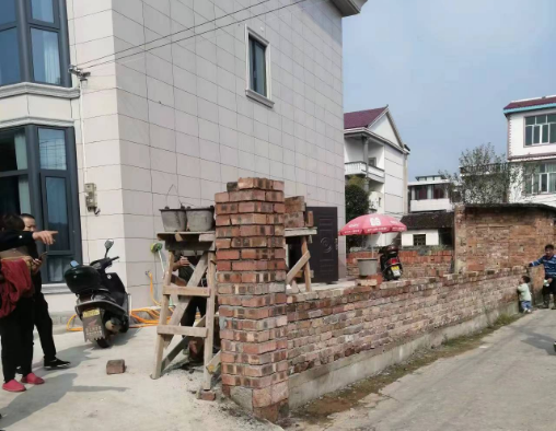 春联街道：制止违规加建围墙，助力文明城市建设